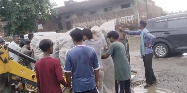 बदायूं : एमएफ हाइवे पर नवादा में रेता-बजरी का कारोबार बना जानलेवा, सवारियों से भरा टेंपो पलटा