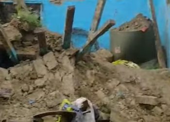 तेज बारिश में कच्चे मकान की दीवार गिरी, किसान की मौत, पत्नी घायल