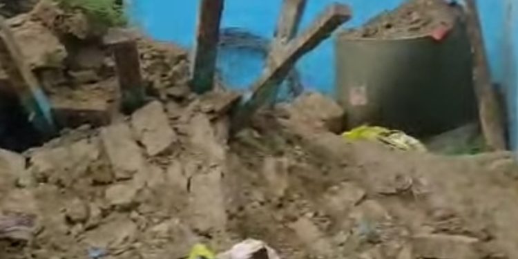 तेज बारिश में कच्चे मकान की दीवार गिरी, किसान की मौत, पत्नी घायल
