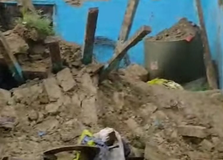 तेज बारिश में कच्चे मकान की दीवार गिरी, किसान की मौत, पत्नी घायल