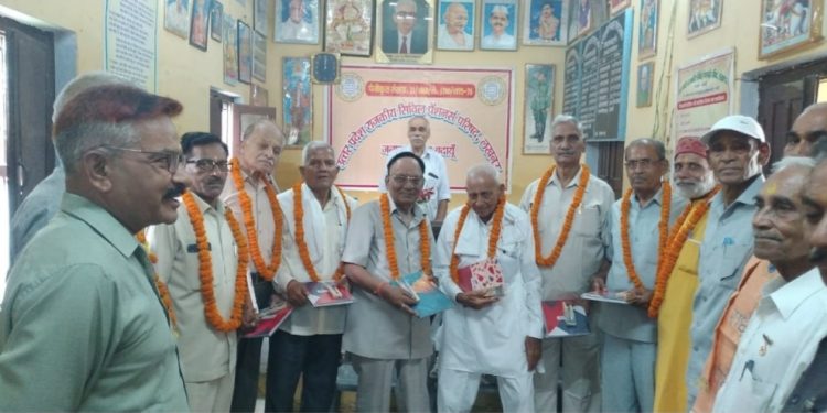 शिक्षक दिवस पर आठ शिक्षकों का सम्मान, गुरुजनों के योगदान को किया याद