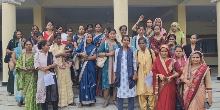 बैंक सखियों ने मानदेय बढ़ाकर 20 हजार करने की मांग, डीएम के नाम सौंपा ज्ञापन