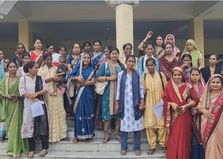 बैंक सखियों ने मानदेय बढ़ाकर 20 हजार करने की मांग, डीएम के नाम सौंपा ज्ञापन