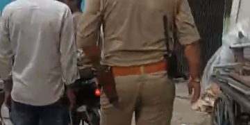 नशीले पदार्थों की बिक्री के खिलाफ विहिप ने की कार्रवाई, पुलिस को सौंपे युवक