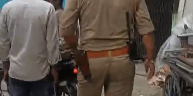 नशीले पदार्थों की बिक्री के खिलाफ विहिप ने की कार्रवाई, पुलिस को सौंपे युवक