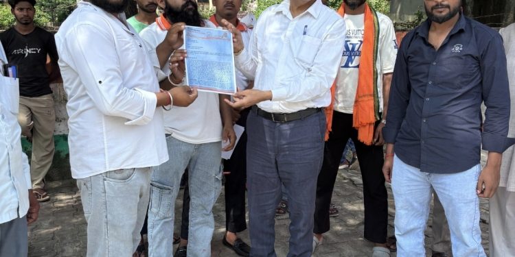 गौशाला की शिकायत को निराधार बताने पर भड़का आक्रोश, पशु चिकित्साधिकारी के निलंबन की मांग