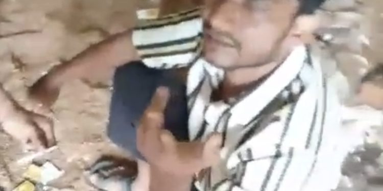 मारपीट कर सात हजार रुपये और मोबाइल छीनने का आरोप