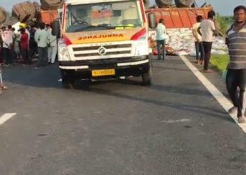 बदायूं में गंगा एक्सप्रेस-वे पर नींद की झपकी में रॉन्ग साइड पहुंचा ट्रक, पलटने से टला बड़ा हादसा
