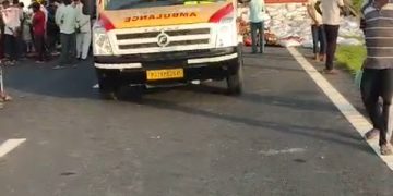 बदायूं में गंगा एक्सप्रेस-वे पर नींद की झपकी में रॉन्ग साइड पहुंचा ट्रक, पलटने से टला बड़ा हादसा