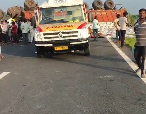 बदायूं में गंगा एक्सप्रेस-वे पर नींद की झपकी में रॉन्ग साइड पहुंचा ट्रक, पलटने से टला बड़ा हादसा