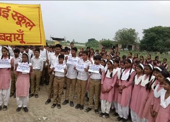 स्कूल गेट से 10 मीटर दूर शराब की दुकान, सड़क पर उतरे छात्र-छात्राएं