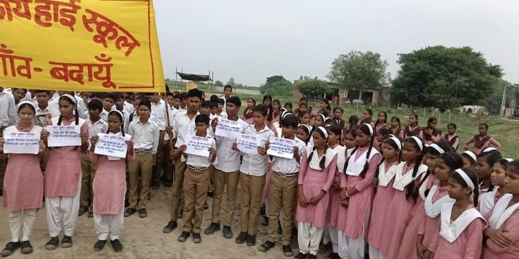 स्कूल गेट से 10 मीटर दूर शराब की दुकान, सड़क पर उतरे छात्र-छात्राएं