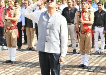 हर्षोल्लास से मनाई गई गांधी और शास्त्री जयंती, डीएम ने फहराया राष्ट्रीय ध्वज