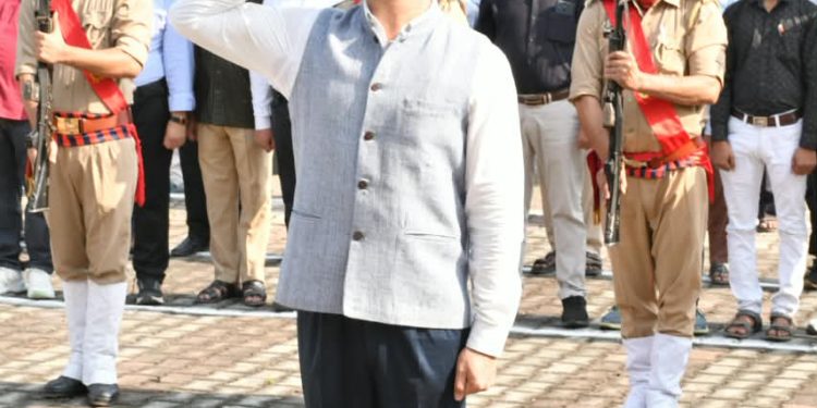 हर्षोल्लास से मनाई गई गांधी और शास्त्री जयंती, डीएम ने फहराया राष्ट्रीय ध्वज