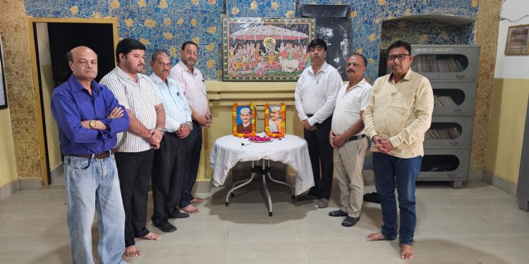 बदायूं क्लब ने गांधी-शास्त्री जयंती पर गुरुकुल में बांटे फल