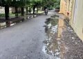 ढाई लाख की पैचिंग पहली बारिश में उखड़ी, सड़क की गुणवत्ता पर सवाल
