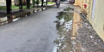 ढाई लाख की पैचिंग पहली बारिश में उखड़ी, सड़क की गुणवत्ता पर सवाल