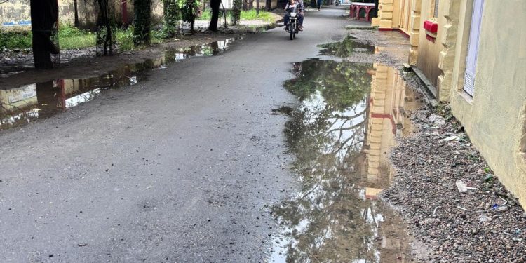 ढाई लाख की पैचिंग पहली बारिश में उखड़ी, सड़क की गुणवत्ता पर सवाल