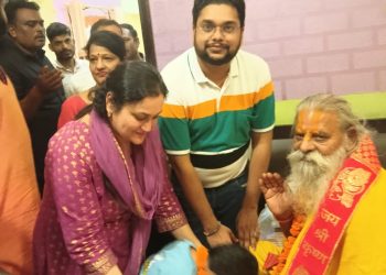 बिसौली में दंदरौआ धाम सरकार का भव्य स्वागत, विधायक आवास पर उमड़े श्रद्धालु