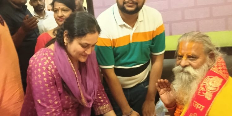 बिसौली में दंदरौआ धाम सरकार का भव्य स्वागत, विधायक आवास पर उमड़े श्रद्धालु