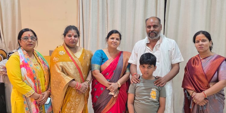 विधायक आशुतोष मौर्य के आवास पर संत बच्चा बाबा महाराज का भव्य स्वागत