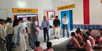 विशेष सचिव ने ब्लॉक कार्यालय और विद्यालयों का किया निरीक्षण