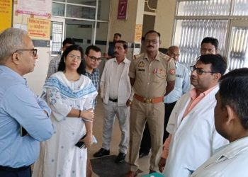 बदायूं में सीएचसी सैदपुर की व्यवस्थाओं का विशेष सचिव ने लिया जायजा