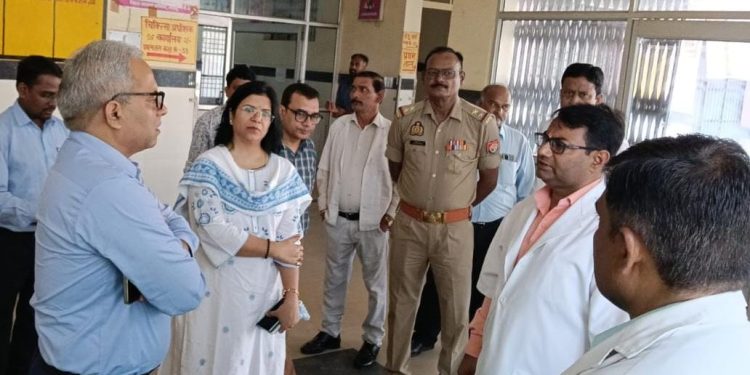 बदायूं में सीएचसी सैदपुर की व्यवस्थाओं का विशेष सचिव ने लिया जायजा