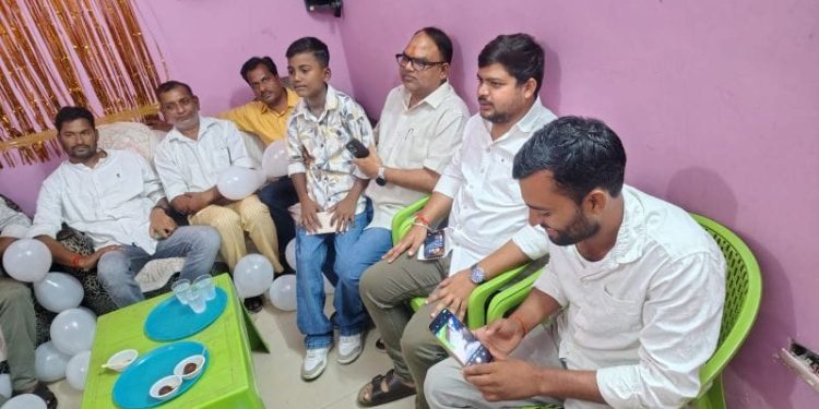 विधायक आशुतोष मौर्य ने पार्थ सिंह को दिया आशीर्वाद, जन्मोत्सव में उमड़े कार्यकर्ता