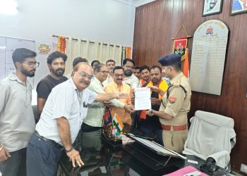 नवरात्र में मंदिरों के आसपास मांस-मछली की दुकानें बंद कराने की मांग, एएसपी को सौंपा ज्ञापन