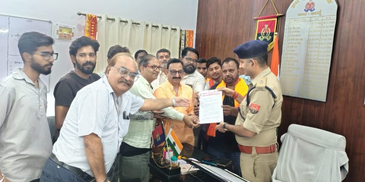 नवरात्र में मंदिरों के आसपास मांस-मछली की दुकानें बंद कराने की मांग, एएसपी को सौंपा ज्ञापन