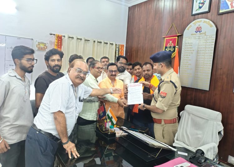 नवरात्र में मंदिरों के आसपास मांस-मछली की दुकानें बंद कराने की मांग, एएसपी को सौंपा ज्ञापन