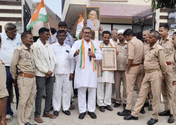 वोट चोरी के विरोध में प्रार्थना सभा करने जा रहे कांग्रेस जिलाध्यक्ष अजीत यादव को पुलिस ने रोका