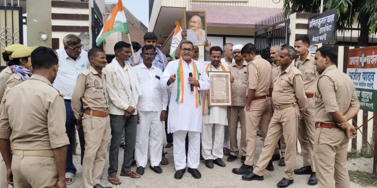 वोट चोरी के विरोध में प्रार्थना सभा करने जा रहे कांग्रेस जिलाध्यक्ष अजीत यादव को पुलिस ने रोका