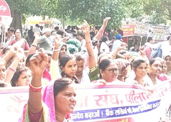 मानदेय बढ़ाने की मांग को लेकर लखनऊ में आंदोलन कर रहीं बदायूं की बैंक सखिया