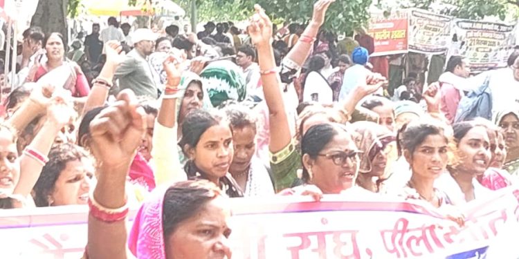 मानदेय बढ़ाने की मांग को लेकर लखनऊ में आंदोलन कर रहीं बदायूं की बैंक सखिया
