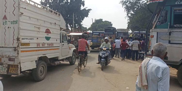 उझानी मंडी में धान किसानों की दुर्दशा पर भड़के भाकियू टिकैत के मंडल प्रवक्ता राजेश सक्सेना