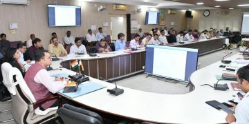 सीएम डैशबोर्ड की समीक्षा में डीएम सख्त, खराब रैंकिंग वाले विभागों को चेतावनी 