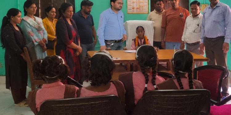 मिशन शक्ति के तहत छात्रा नेहा बनीं एक दिन की खंड शिक्षा अधिकारी