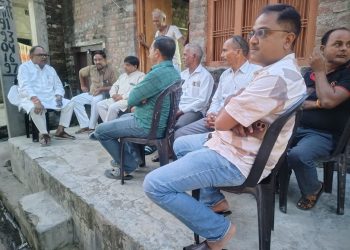 दिवंगत हृदेश शंखधार के आवास पर पहुंचे विधायक आशुतोष मौर्य, शोकाकुल परिजनों को बंधाया ढांढस