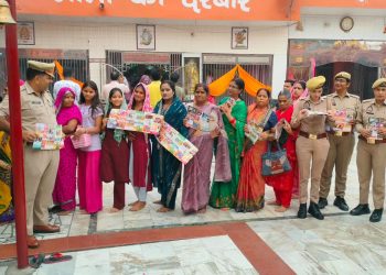 बदायूं में थानों की मिशन शक्ति टीम ने चलाया जागरूकता अभियान, हेल्पलाइन नंबरों की जानकारी देकर बांटे पंपलेट
