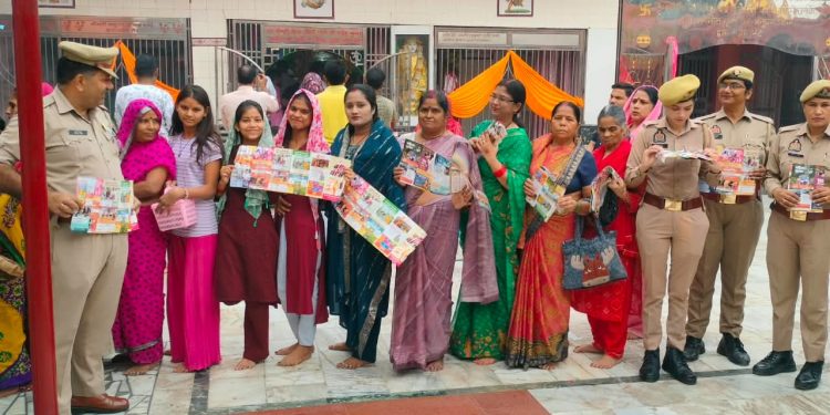 बदायूं में थानों की मिशन शक्ति टीम ने चलाया जागरूकता अभियान, हेल्पलाइन नंबरों की जानकारी देकर बांटे पंपलेट