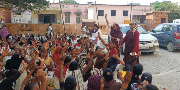 बदायूं में सीएमओ कार्यालय पर आशाओं का विरोध प्रदर्शन जारी, काली पट्टी बांधकर करेंगी इमरजेंसी सेवाओं में कार्य