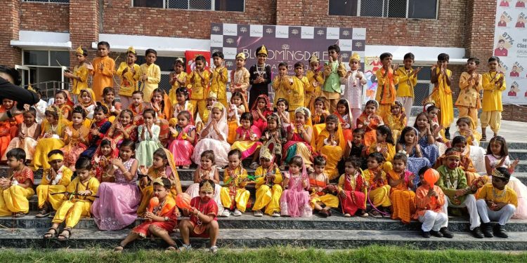ब्लूमिंग डेल स्कूल में धूमधाम से मनाया गया विजयादशमी पर्व, रावण दहन के साथ दिया बुराई पर अच्छाई की जीत का संदेश