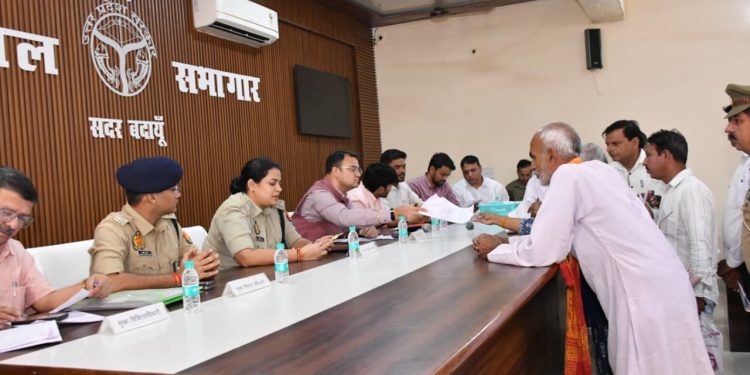 डीएम-एसएसपी ने संपूर्ण समाधान दिवस में सुनीं जनशिकायतें, 44 शिकायतें प्राप्त, चार का मौके पर निस्तारण