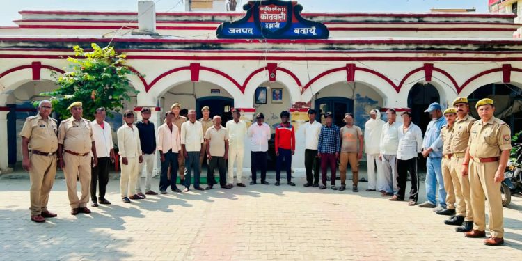 उझानी पुलिस ने 16 वारंटी अभियुक्तों को किया गिरफ्तार