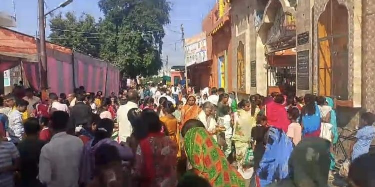 नगला शक्तिपीठ पर हवन-पूजन के लिए पहुंचे भक्त, माता रानी का प्रसाद ग्रहण कर रहे श्रद्धालु