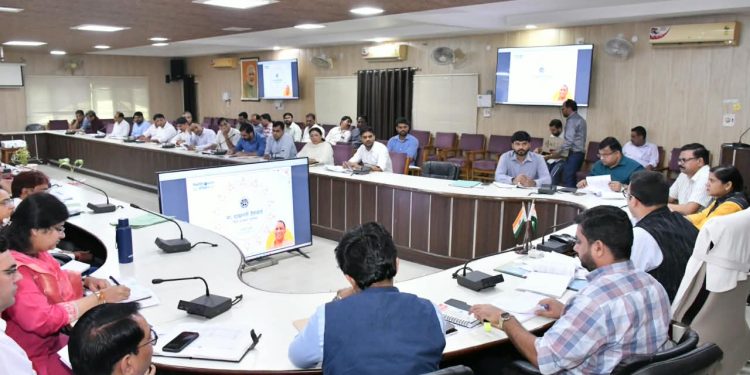 डीएम अवनीश राय ने राजस्व वसूली की समीक्षा में कम प्रगति वाले विभागों को दी चेतावनी