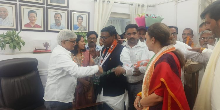 बदायूं के पूर्व बीएसए डॉ. महेंद्र प्रताप सिंह कांग्रेस में शामिल, समर्थकों के साथ लखनऊ में ली सदस्यता