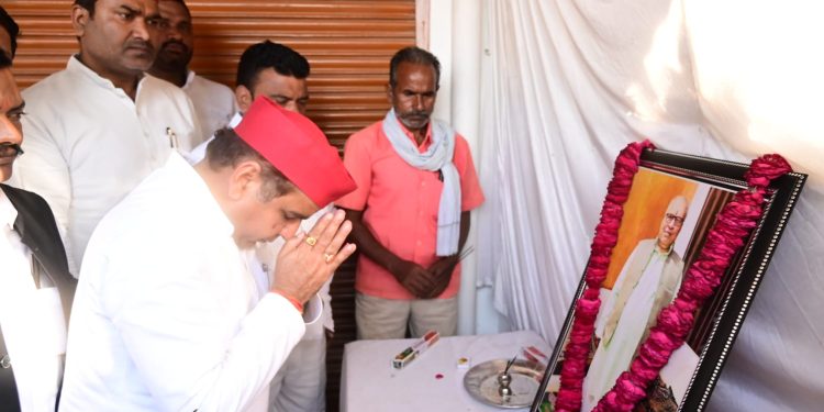 सांसद धर्मेंद्र यादव ने दिवंगत दानबहादुर यादव के परिजनों से मिलकर जताई शोक संवेदना